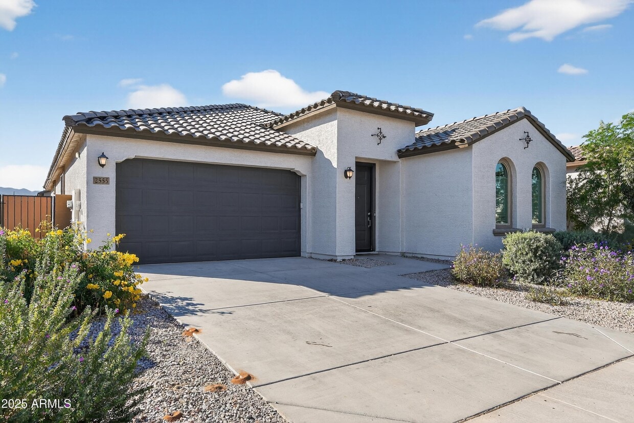 Primary Photo - 2555 W Sunland Ave