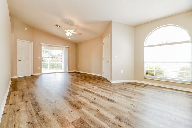 Foto del edificio - 7918 Barclay Rd