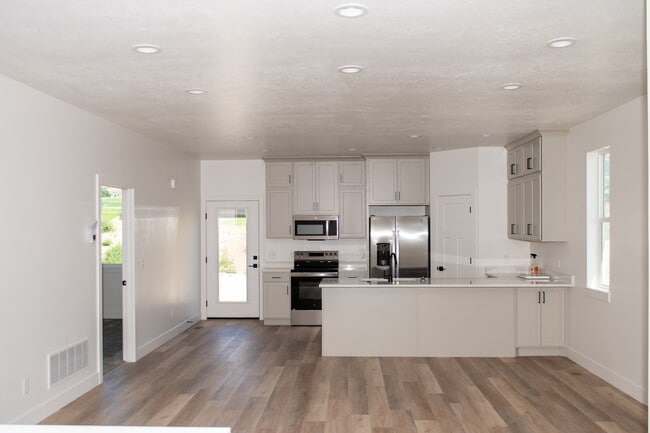 Building Photo - 880 S 340 E