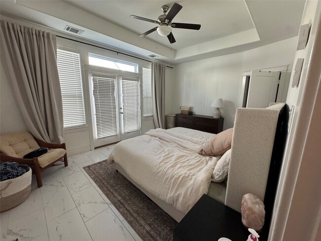 Building Photo - 902 W 20th St