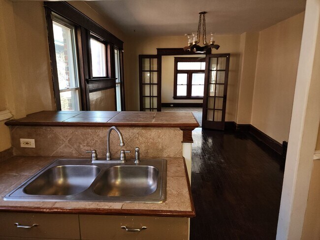 Building Photo - Spacious 2 bedroom apartment close to bayf...
