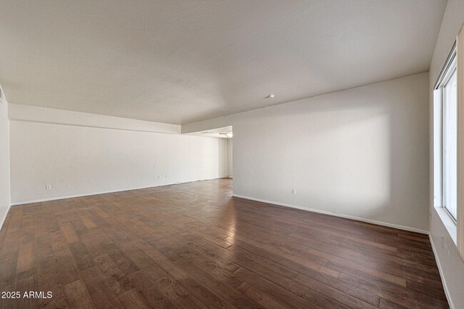 Building Photo - 601 W Coral Gables Dr