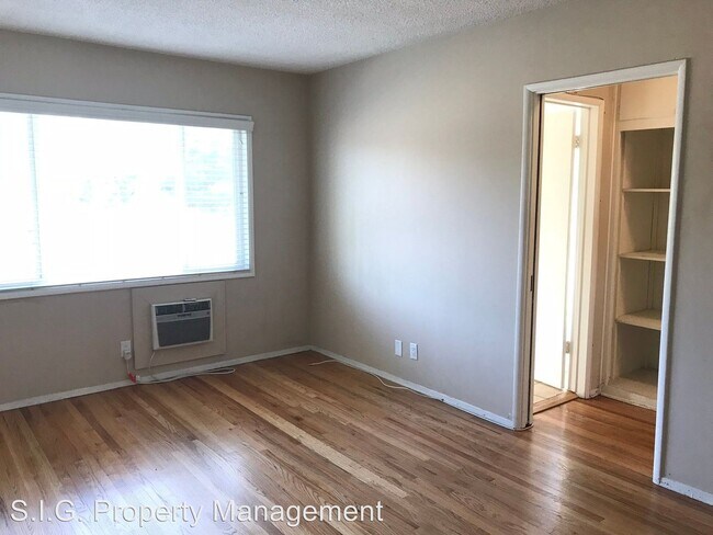 Building Photo - 2304 W Oak St