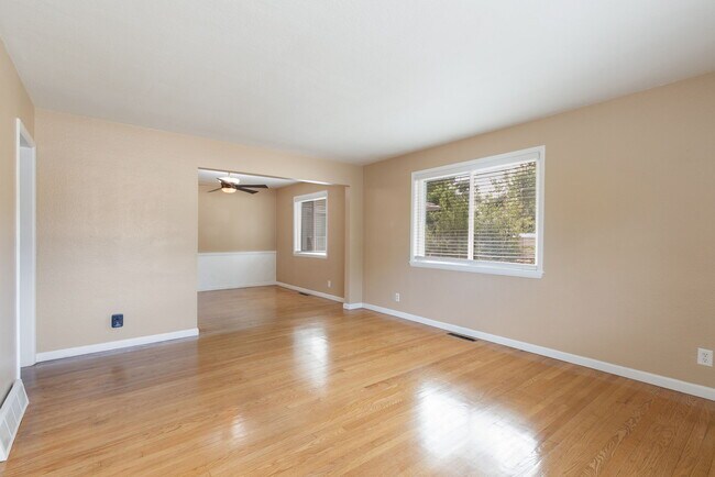 Building Photo - 1411 Custer Ave
