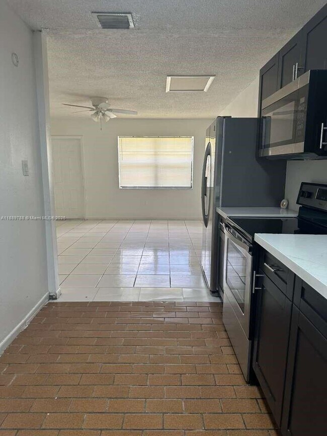 Foto del edificio - 2710 NW 11th Pl