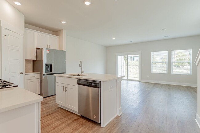 Building Photo - 3 bedroom 2.5 Bathroom Townhome in the Tow...