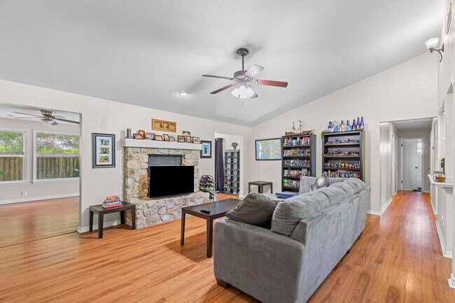 Building Photo - 3 Bedroom 2 Bath in Valwood