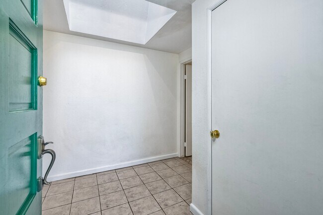 Building Photo - 822 Santa Inez