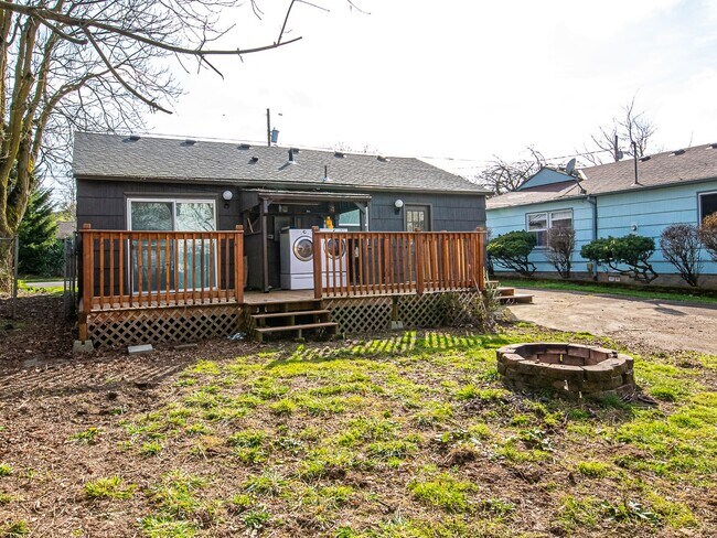 Foto del edificio - Adorable 3-bdrm/1-bath in Kenton. Hardwoods, deck, W/D, huge fenced backyard, off-street parking