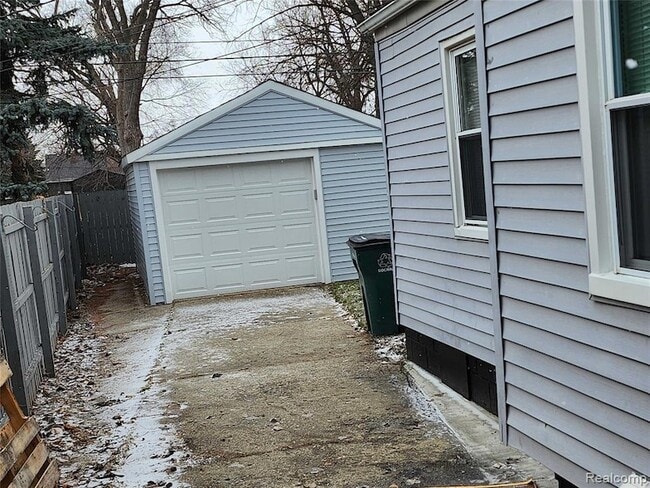 Building Photo - 1753 E Milton Ave