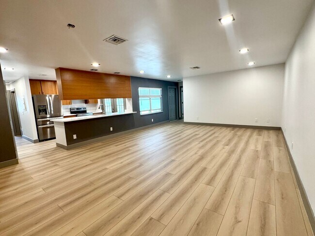 Foto del edificio - 2bd 2bath newly remodeled townhouse - Avai...