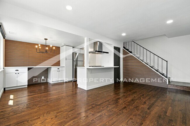 Photo - Charming Townhouse with Washer/Dryer and C...