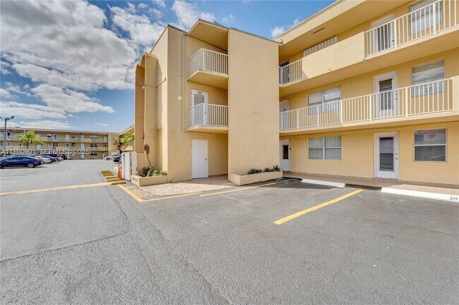 Foto del edificio - 1300 NE 191st St