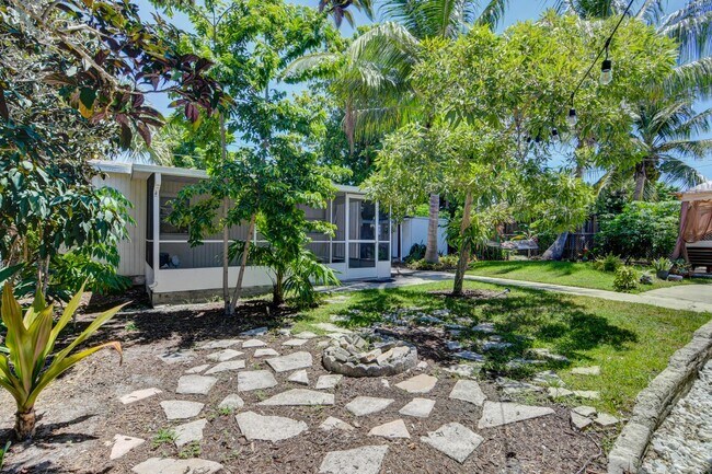 patio exterior con mosquitera - 817 Ridgewood Dr