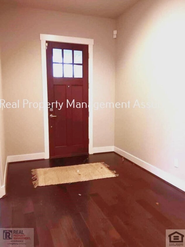 Primary Photo - Attractive 4BR/2.5BA House In Spectacular ...