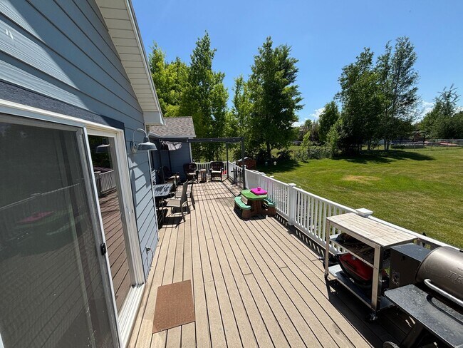 Foto del edificio - 3 bedroom single family home on large lot
