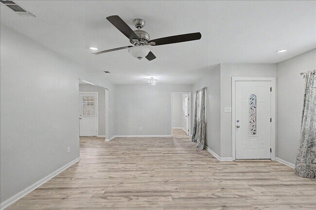 Building Photo - 2204 Mason Dr