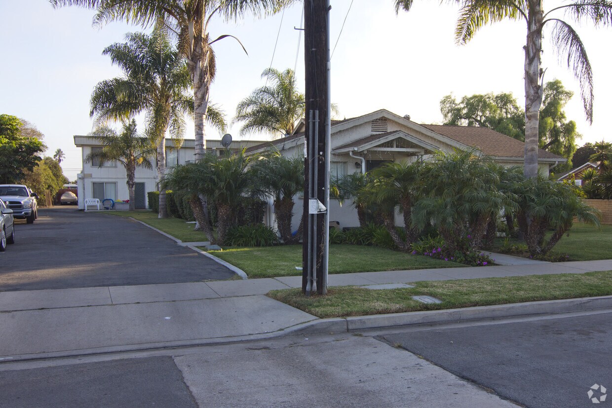 Primary Photo - 1147-1149 Grove Ave