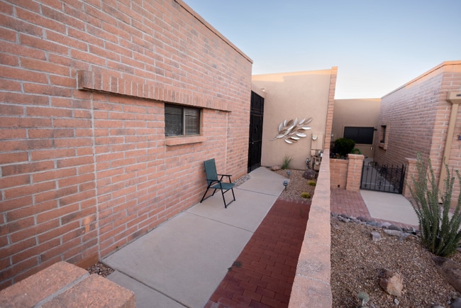 Building Photo - 1230 W Camino del Pato
