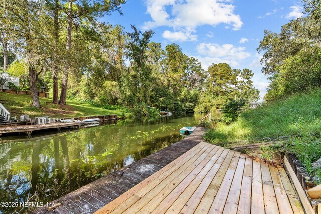 Foto del edificio - 764 Hazelwood Ct