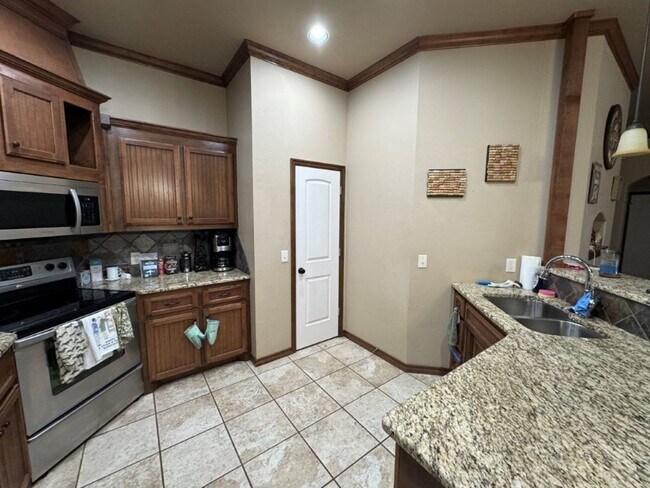 Foto del edificio - 3 bed, 2 bath, 2 car storm shelter in Yuko...