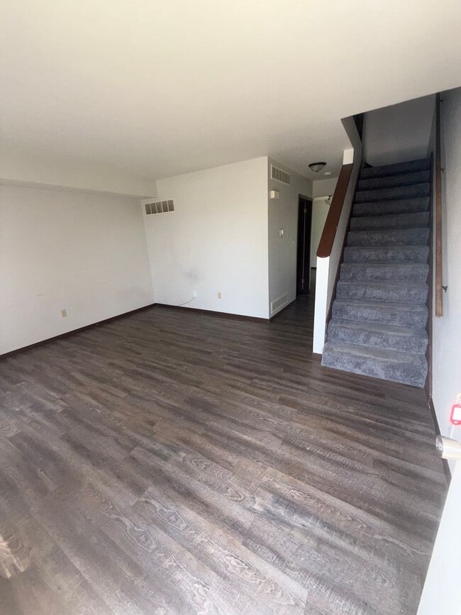Building Photo - Beautiful Townhouse in Arnold!