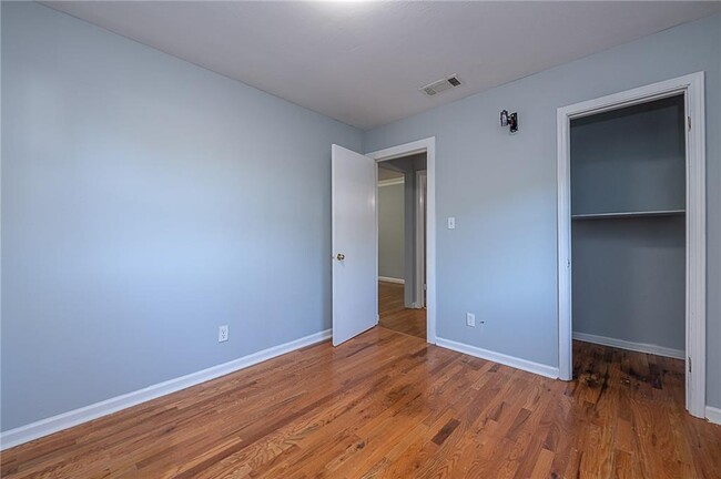 Foto del edificio - 568 Stokeswood Ave SE