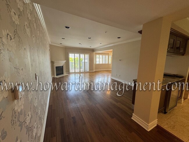 Building Photo - Luxurious condo with top of the line appli...