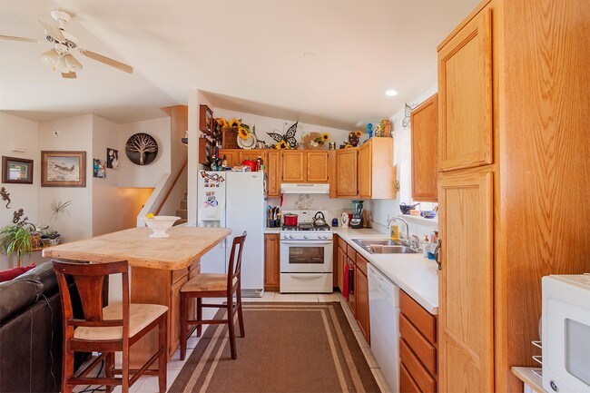Building Photo - 826 E Tamarack Dr