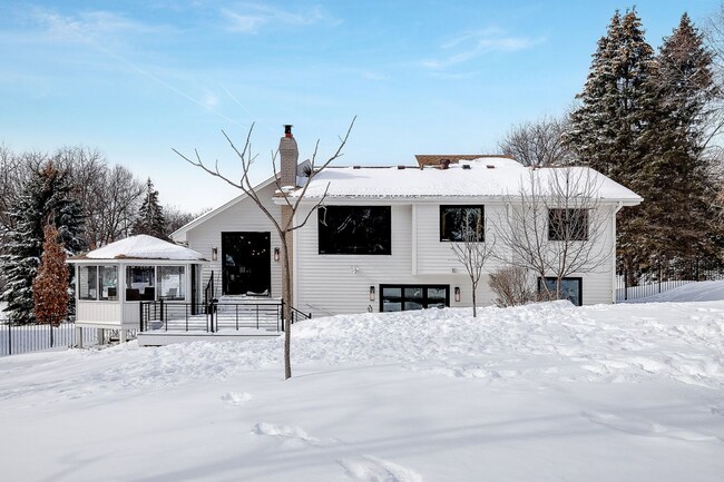 Building Photo - 3000 Pilgrim Ln N