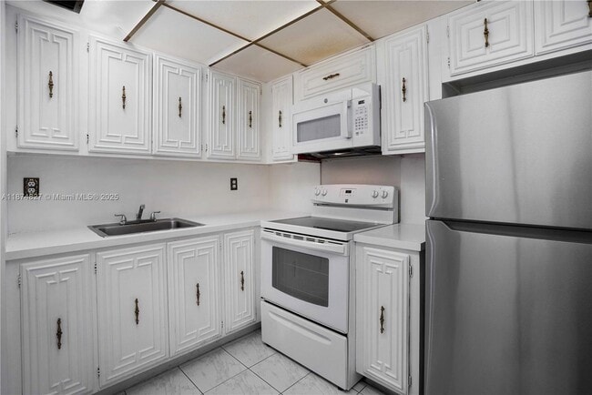 Foto del edificio - 7925 Carlyle Ave