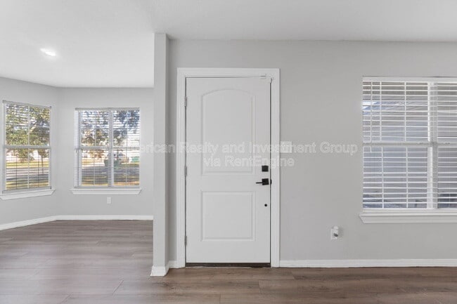 Building Photo - 908 Emily Cir