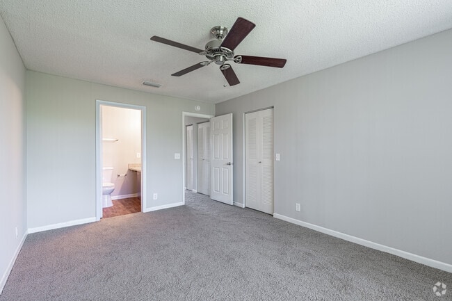 1BR, 1BA - 900SF - Breakers Premium - Bedroom - Coral Falls