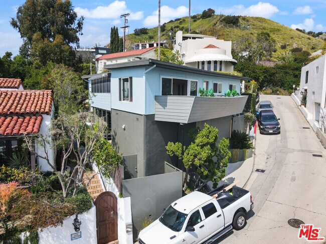 Foto del edificio - 8011 Fareholm Dr
