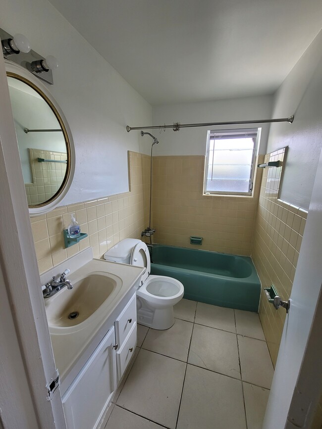 Hall Bathroom - 2513 NE 33rd Ave
