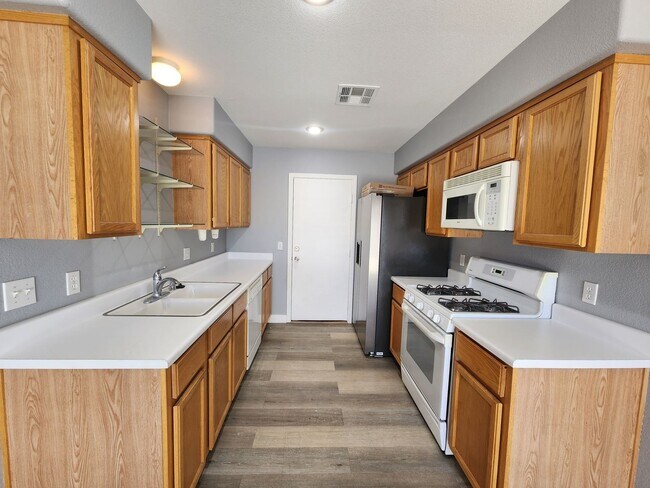 Building Photo - HENDERSON: 3 bed/2.5 bath Townhome with Spacious Kitchen, Private Backyard, Large Primary Suite &...