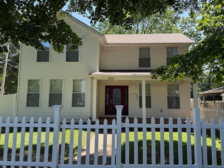 Primary Photo - 355 College Ave