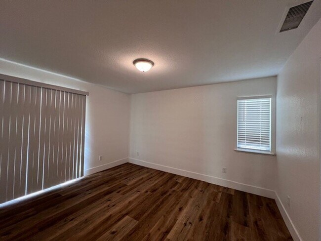 Foto del edificio - Coming Soon!