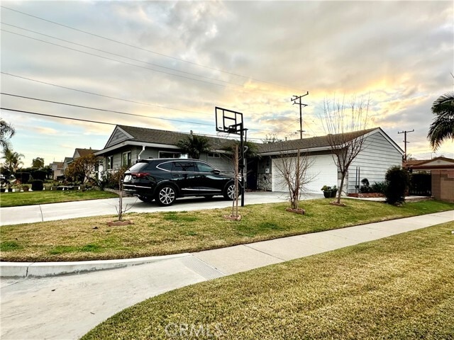 Building Photo - 10281 Sande St
