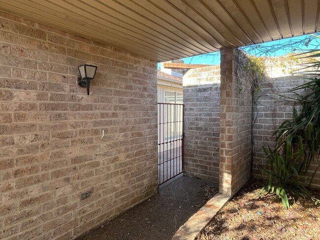 Foto del edificio - Southside Duplex w/ Two Car Garage