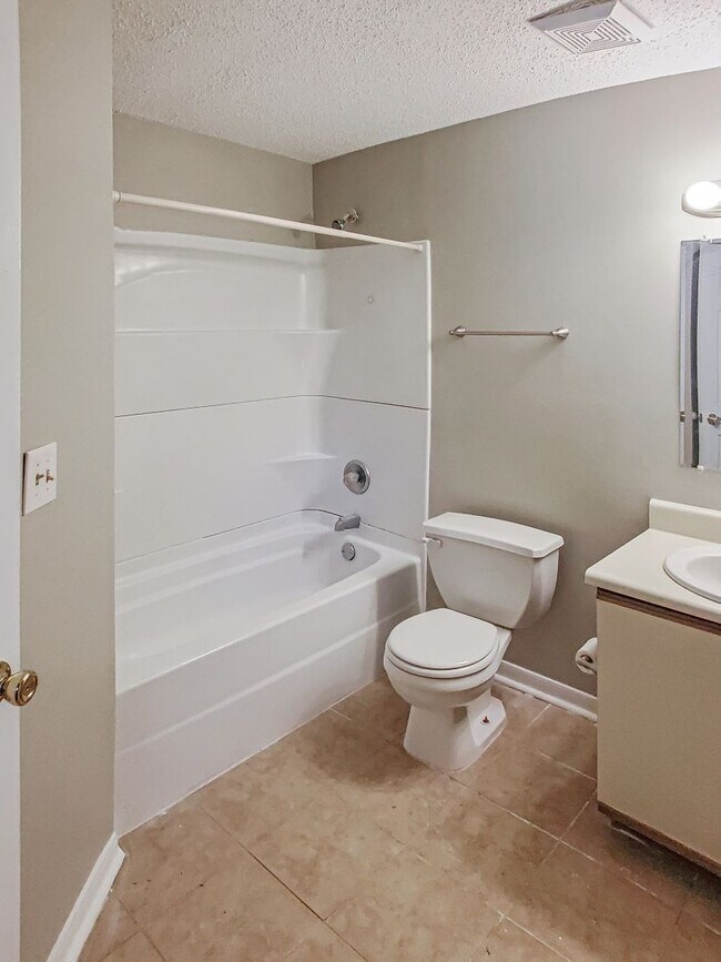 Foto del edificio - Charming 2BR/2BA Townhouse-Style Condo Nea...