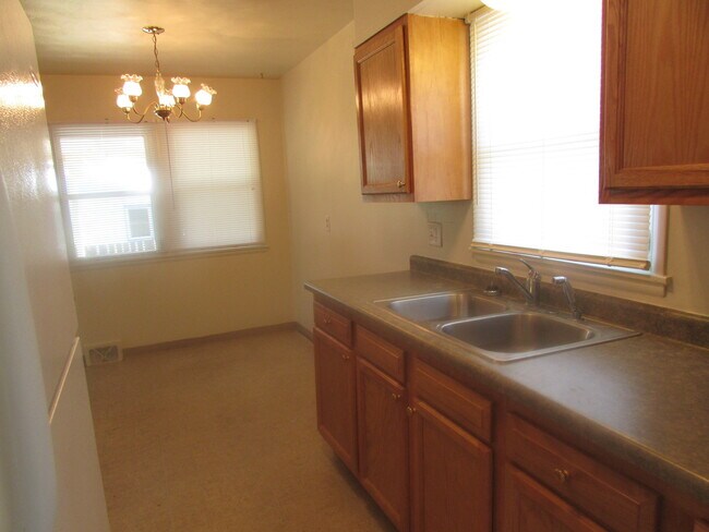 Foto del edificio - 3 BEDROOM | 1 BATH | CARPORT | SOUTH