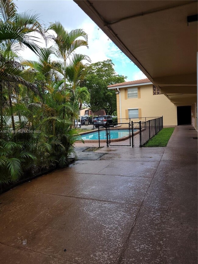 Foto del edificio - 8704 NW 35th St