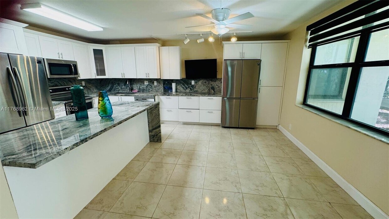 Foto principal - 20381 NE 30th Ave