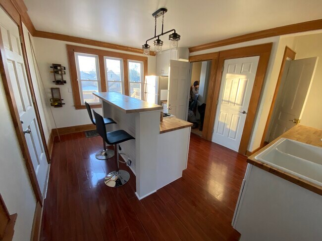 Foto del edificio - 2545 N Oakland Ave
