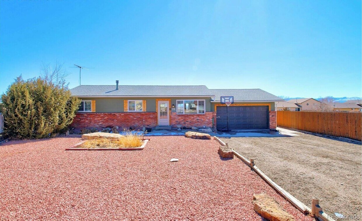 Foto principal - Lovely 3 bedroom home in Pueblo West!