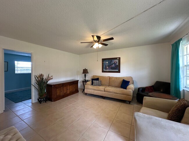 Foto del edificio - ANNUAL RENTAL - POINCIANA - PARTIALLY FURN...