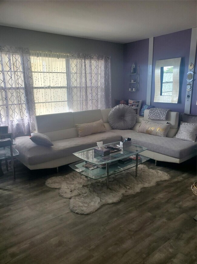 Foto del edificio - 4058 Ainslie Dr