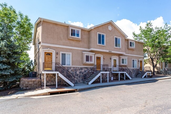 Building Photo - Bright and Airy 2-Bedroom Condo in Charmin...