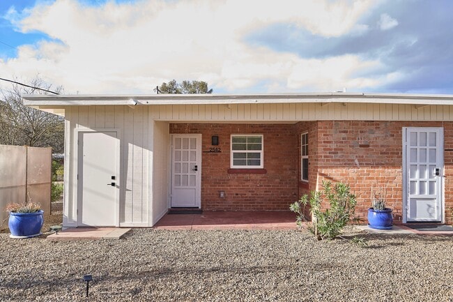 Building Photo - 2542 E Seneca St